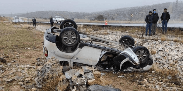 Afyonkarahisar'da yağış sebebiyle otomobil takla attı: 1 ölü, 1 yaralı