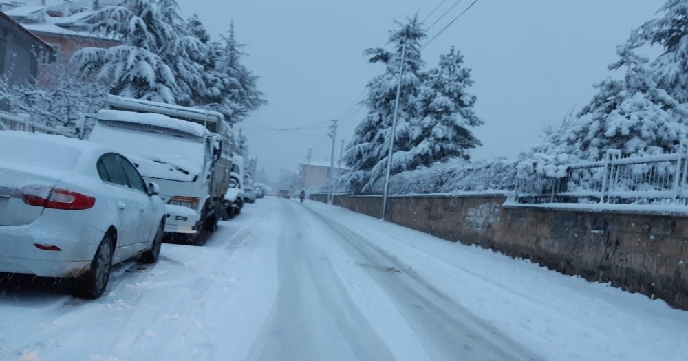 Afyonkarahisar’da yoğun kar yağışı hayatı olumsuz etkiledi 