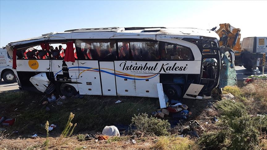 Afyonkarahisar'da yolcu otobüsü devrildi: 1 ölü, 40 yaralı olduğu bildirildi