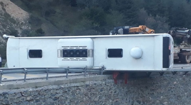 Afyonkarahisar'da yolu otobüsü devrildi: 1 ölü 20 yaralı