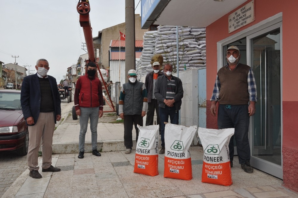 Afyonkarahisar’da yüzde 75 hibe destekli ayçiçeği ve kuru fasulye tohumu dağıtıldı 