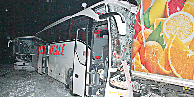  Afyonkarahisar’da zincirleme trafik kazası: 1 ölü, 15 yaralı