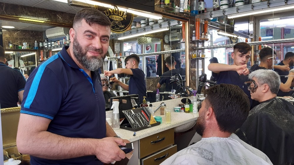 Afyonkarahisar’daki berber ve kuaförlerde bayram yoğunluğu 
