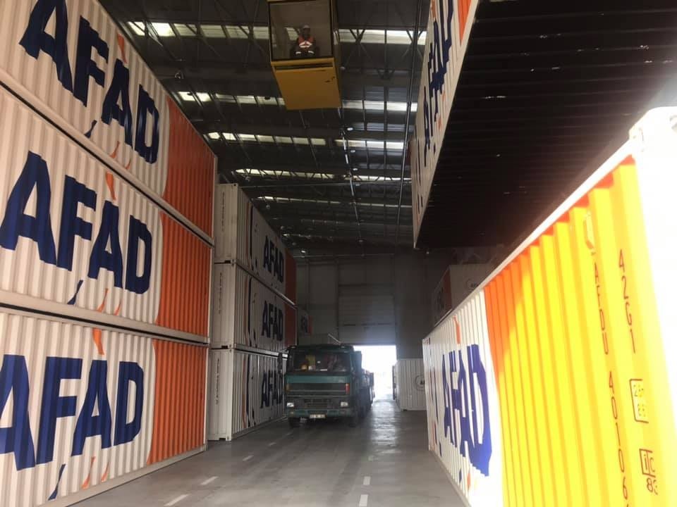 Afyonkarahisar’dan Elazığ’a 16 tır çadır gönderildi 