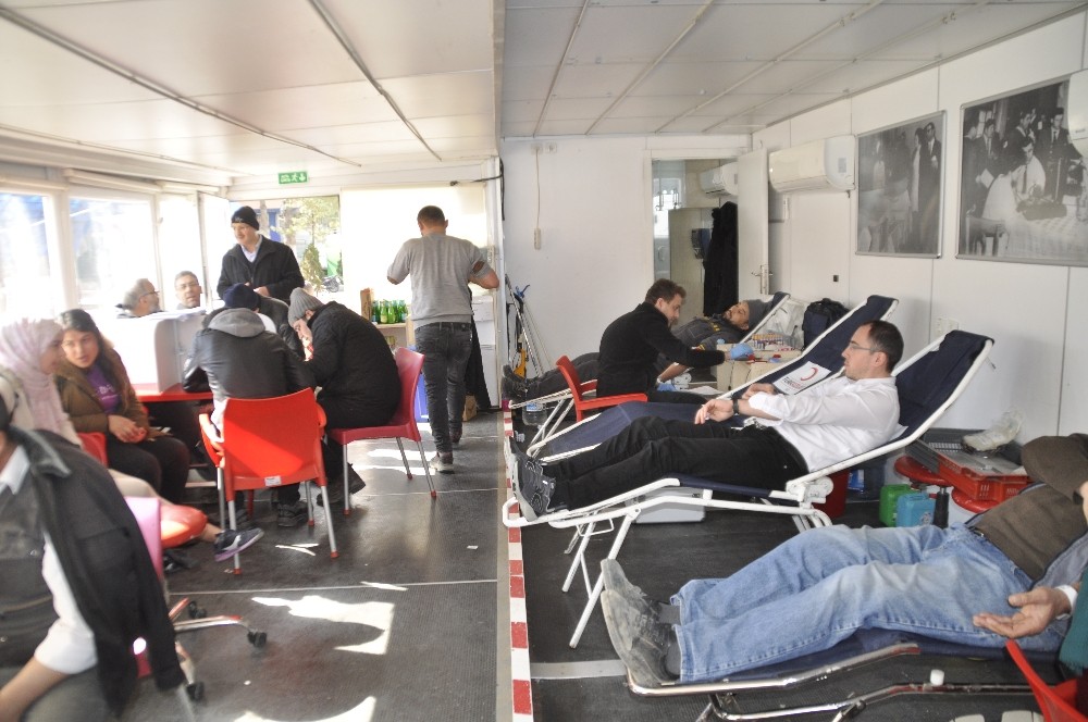 Afyonkarahisarlı vatandaşlar kan bağışına ilgisiz kalmadı 