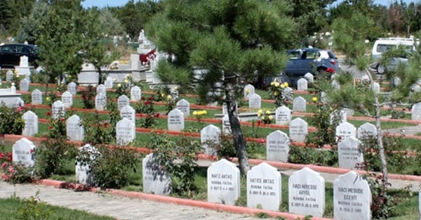  Ağabeyinin mezarı başında kendini yaktı!