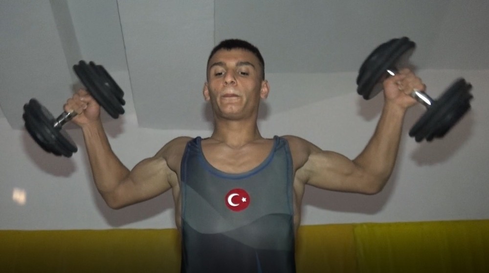 Ağabeyinin teşvikiyle güreşe başladı, şimdi başarıdan başarıya koşuyor 