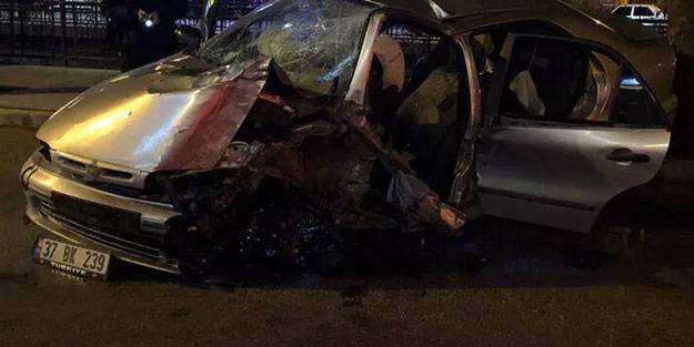 Ağaca çarpan otomobil hurdaya döndü