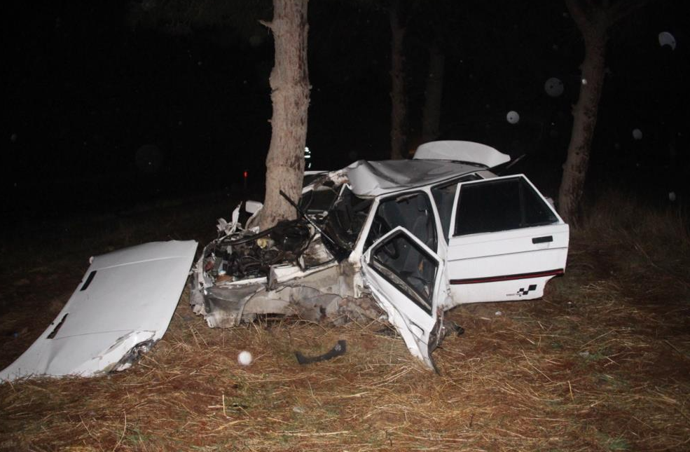 Ağaca çarpan otomobil hurdaya döndü