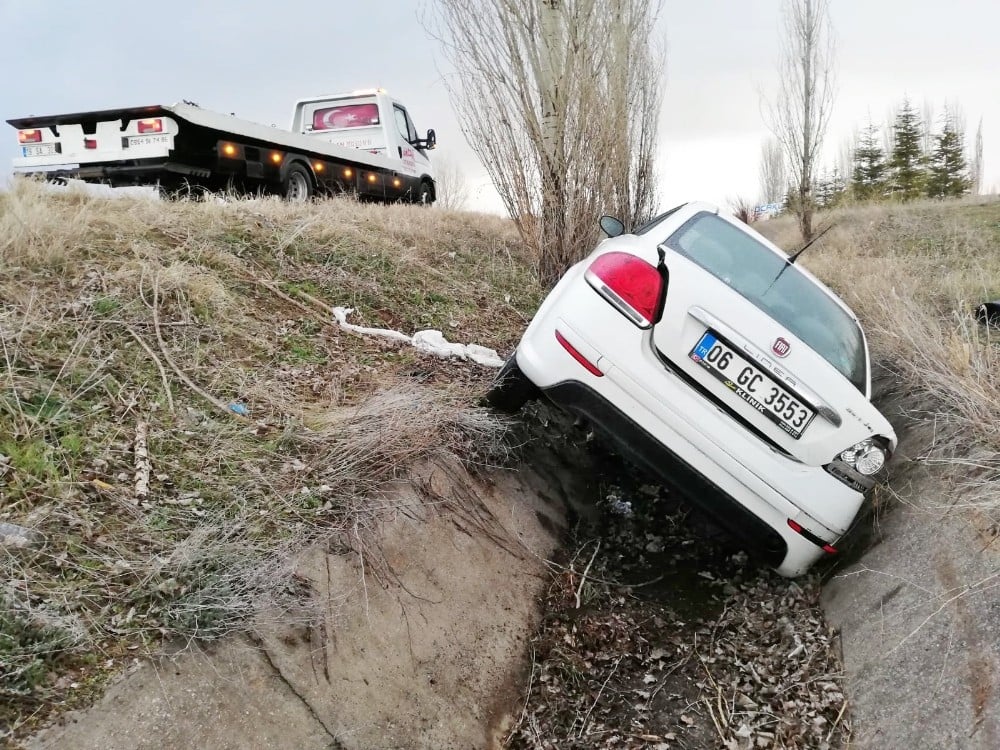 Ağaca çarpan otomobil su kanalına uçtu: 1’i ağır, 2 yaralı 