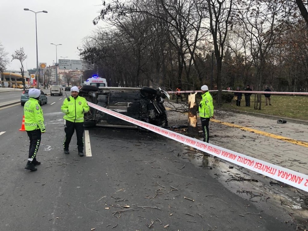 Ağaca çarpan otomobil takla attı: 2 yaralı 