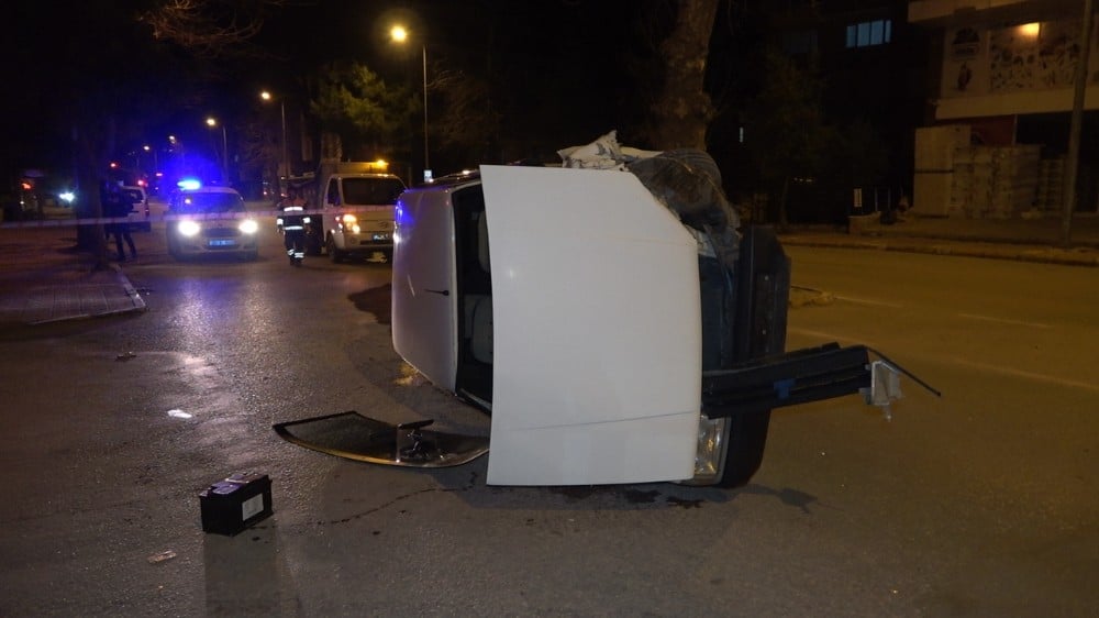 Ağaca çarpan otomobil yan yattı, sürücüsü ise yaralı halde kaçtı 