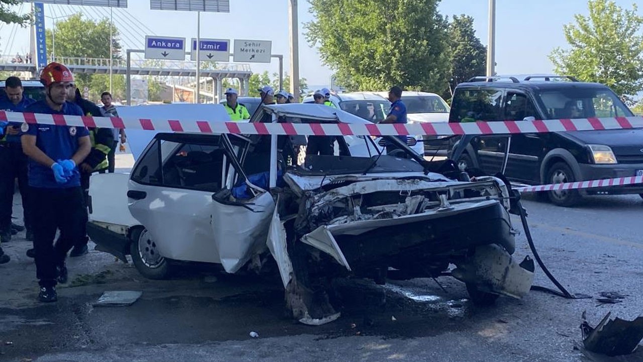 Ağaca çarpan tofaş hurdaya döndü! O anlar kamerada