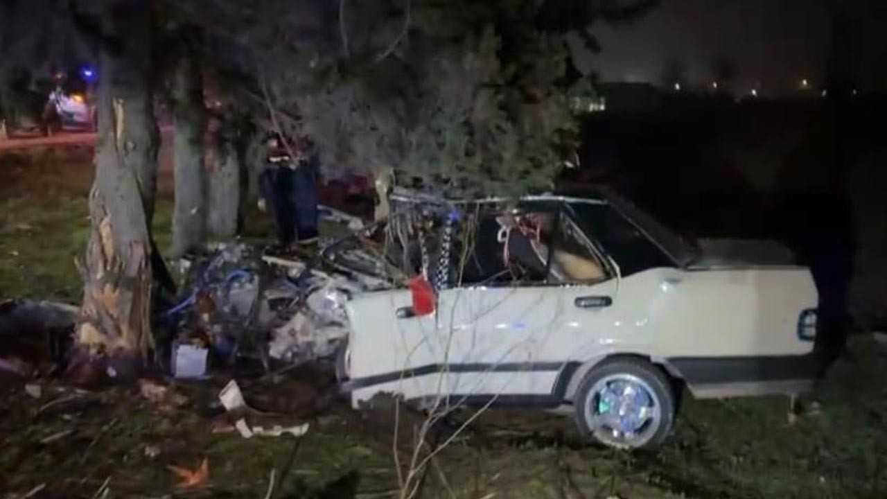 Ağaca ok gibi saplandı! Tofaş bir can daha aldı