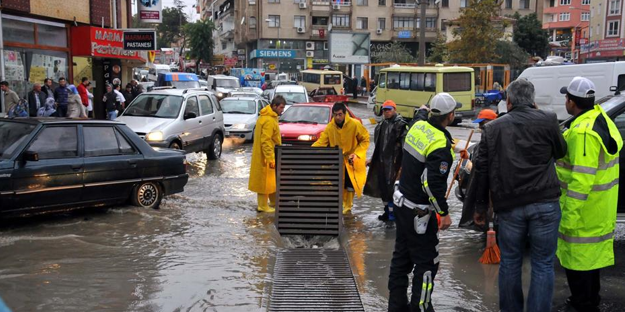Ağaçlar devrildi, yollar göle döndü