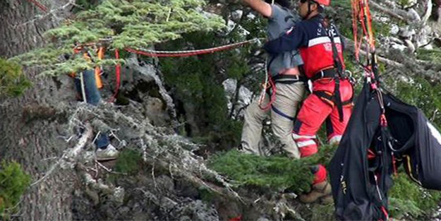 Ağaçta asılı kalan paraşütçü 14 saat kurtarılmayı bekledi