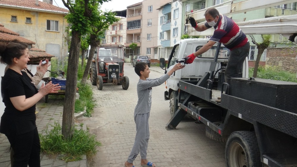 Ağaçta kalan dronu vefa ekibi kurtardı 