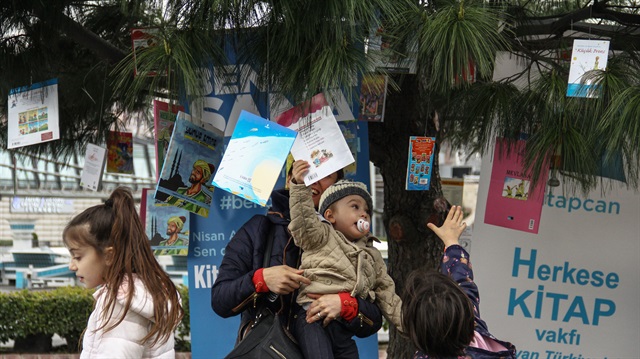 Ağaçtan elma değil kitap topladılar
