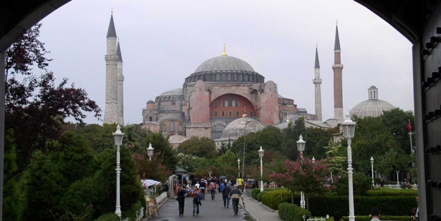 AGD’li gençler Ayasofya'ya dikkat çekti