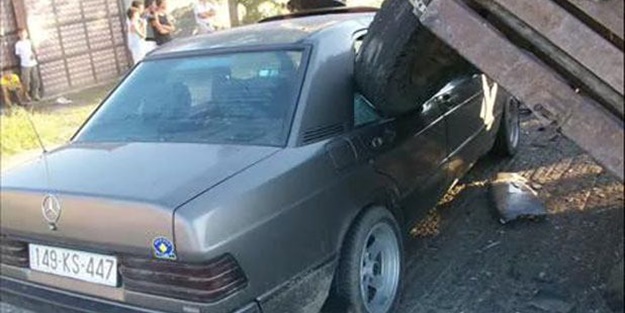 Ağır bir kazaya karışınca hurdaya çıktı ama...