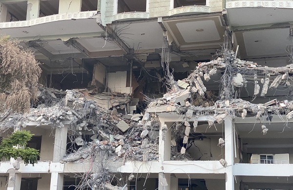 Ağır hasar almıştı! O bina böyle yıkıldı