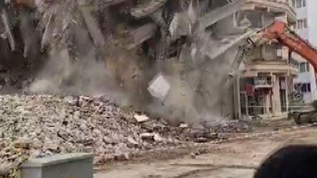 Ağır hasar almıştı! Tek darbeyle yerle bir oldu