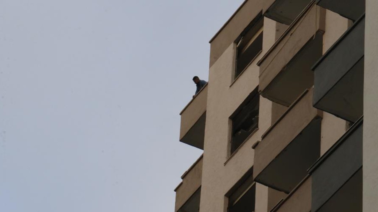 Ağır hasarlı 16 katlı binada intihara kalkıştı! Sebebini duyan 