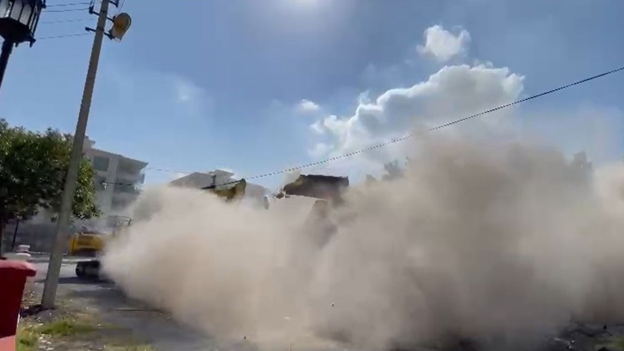 Ağır hasarlı bina saniyeler içinde yerle bir oldu