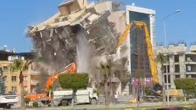 Ağır hasarlı bina tek dokunuşla yerle bir oldu! Asrın felaketinin izleri siliniyor