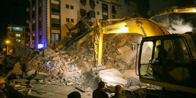 Ağır hasarlı bina yıkım sırasında yanındaki binanın üzerine çöktü