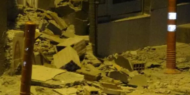 Ağır hasarlı binadaki göçük paniğe neden oldu