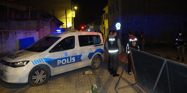 Ağır hasarlı binadaki göçük paniğe yol açtı