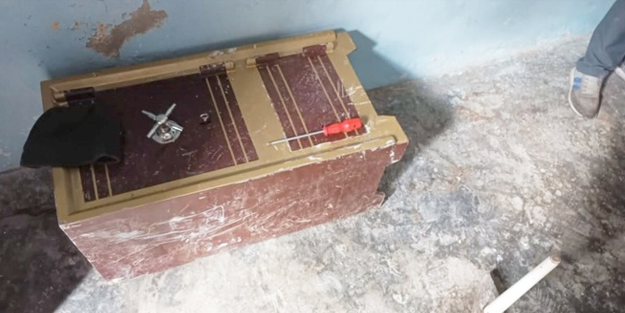 Ağır hasarlı binadan çelik kasa çalan 5 kişi tutuklandı