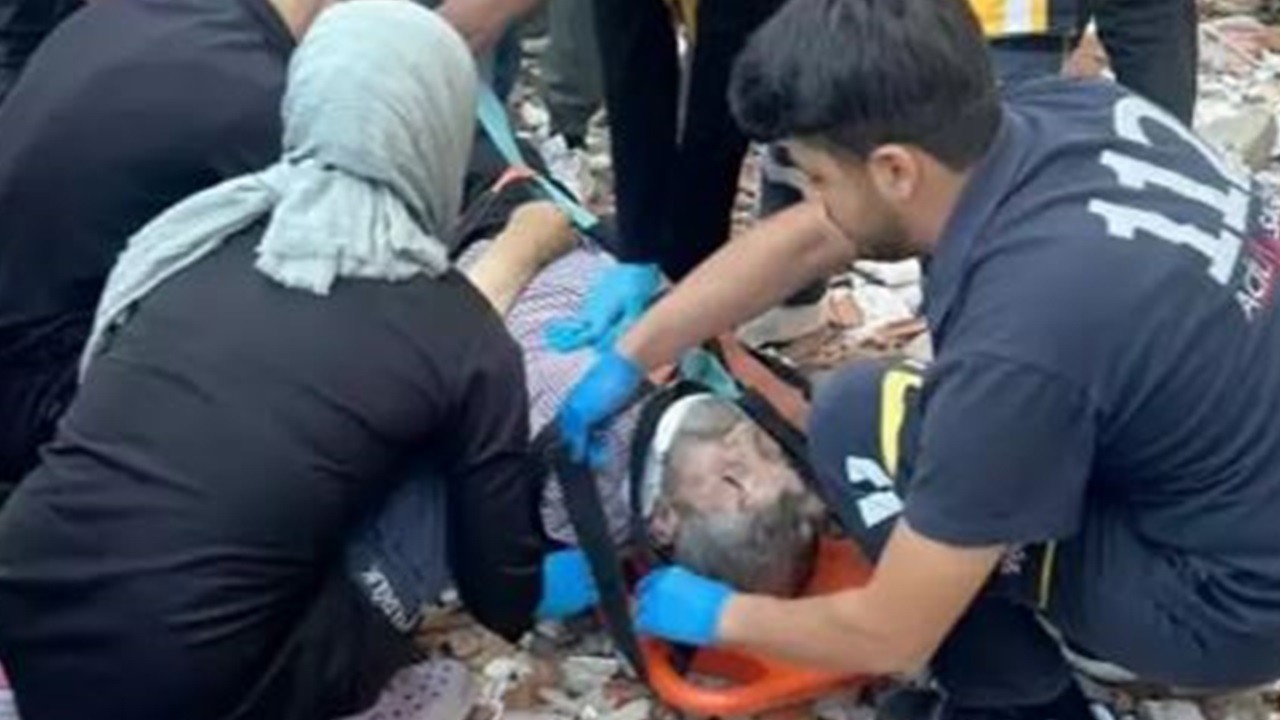 Ağır hasarlı binadan düşerek hayatını kaybetti