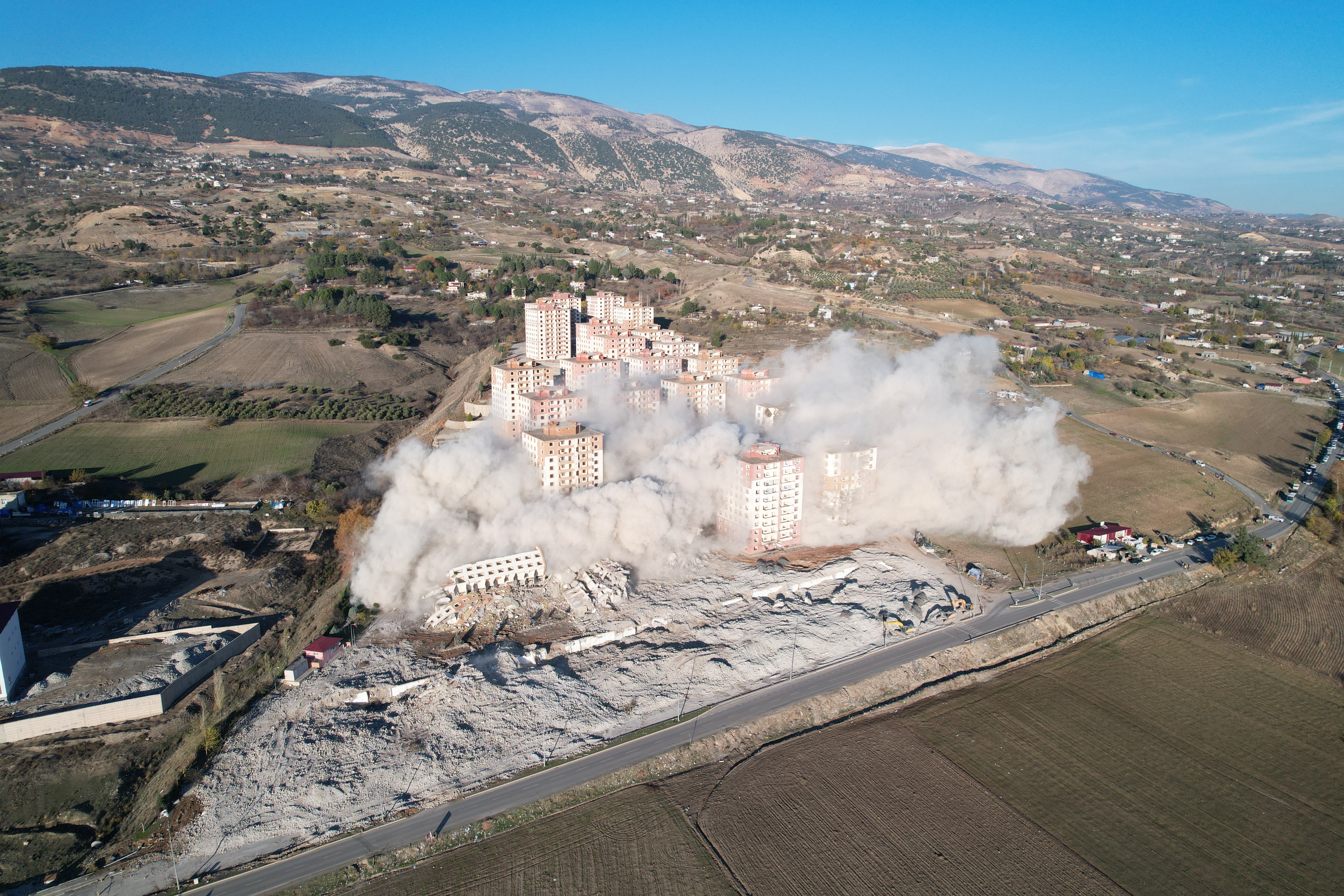 Binalar dinamitle yıkılıyor! Kamerada...