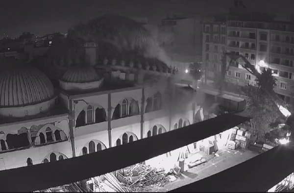 Ağır hasarlı cami böyle çöktü