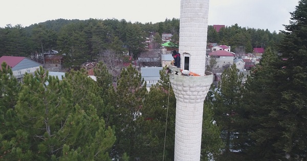 Ağır hasarlı cami böyle yıkıldı