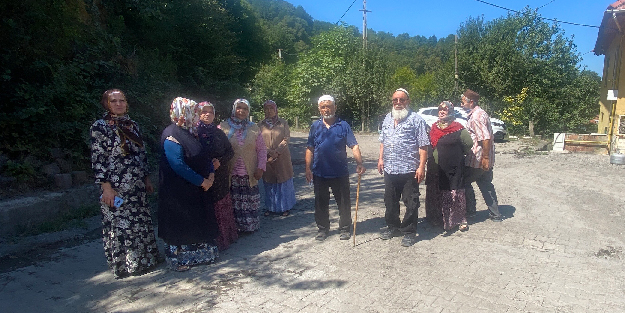 Ağır tonajlı araçlardan bezen mahalleli yolu trafiğe kapattı
