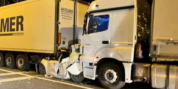 Ağır vasıtalar ölüm saçıyor: Otomobil kırmızı ışıkta iki TIR'ın arasında sıkıştı!