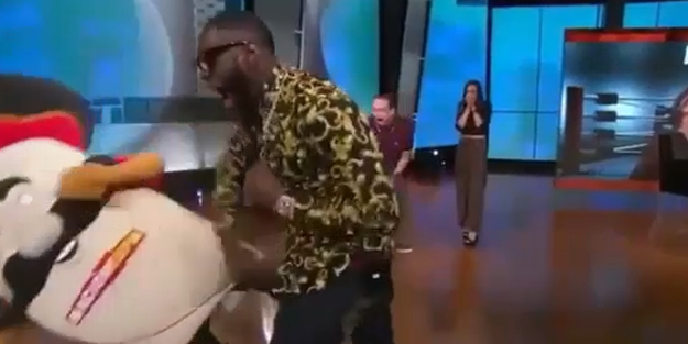 Ağırsiklet boks şampiyonu Deontay Wilder'dan skandal hareket! Maskotun çenesini kırdı