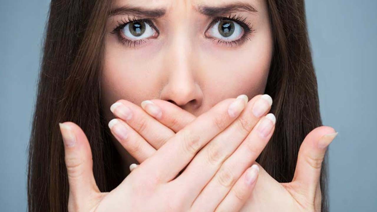 Ağız kokusunu önlemenin doğal yolu: Evlilikte hayatı paylaşmak için engel oluyor!