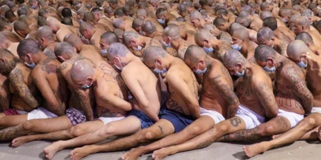 Ağızlarında maskeyle üzerlerini soyup sıraya dizdiler! Dünya bu görüntüleri konuşuyor