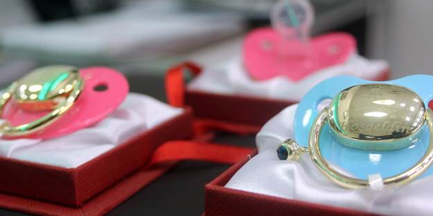 Ağlamayan bebeğe altın emzik