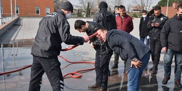 Ağlatan eğitim! Hortumların başına koştular
