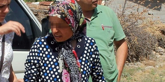 Ağlayan bebeğini yere atarak...