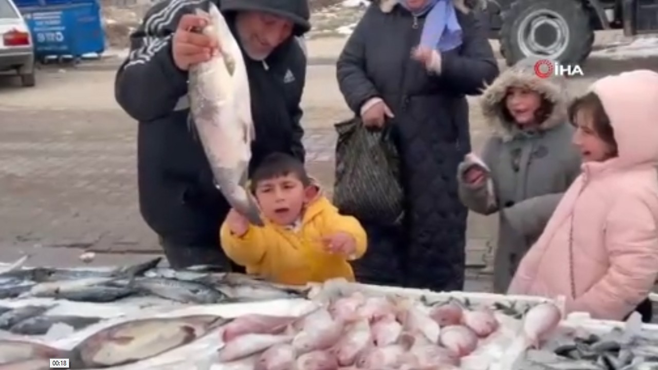 Ağlayarak almak istemişti! Hediye edilen balığı sarılarak eve götürdü
