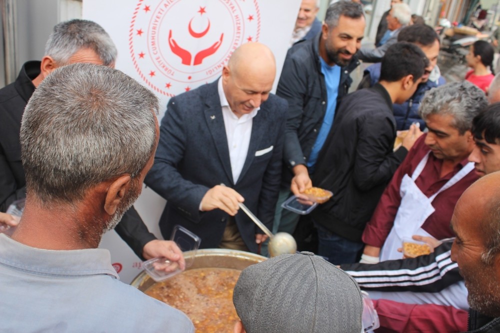 Ağrı Aile, Çalışma ve Sosyal Hizmetler İl Müdürlüğü vatandaşlara aşure dağıttı 