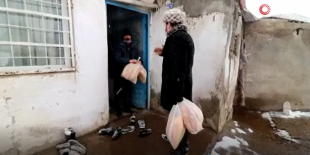 Ağrı Belediye Başkanı Savcı Sayan kapı kapı dolaşıp yardım dağıttı