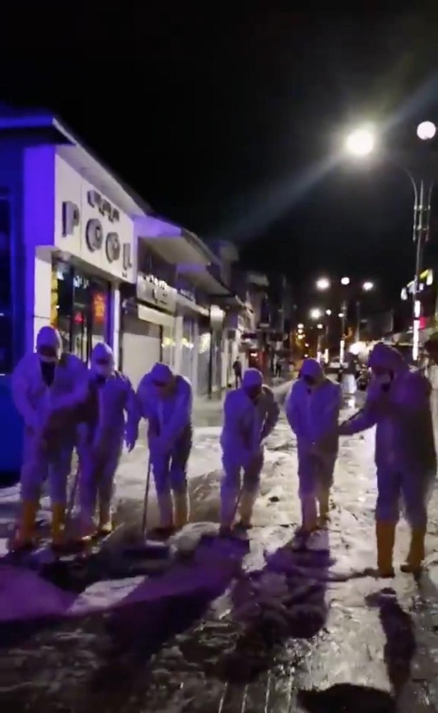 Ağrı Belediyesi halay çekerek cadde ve sokakları yıkadı 