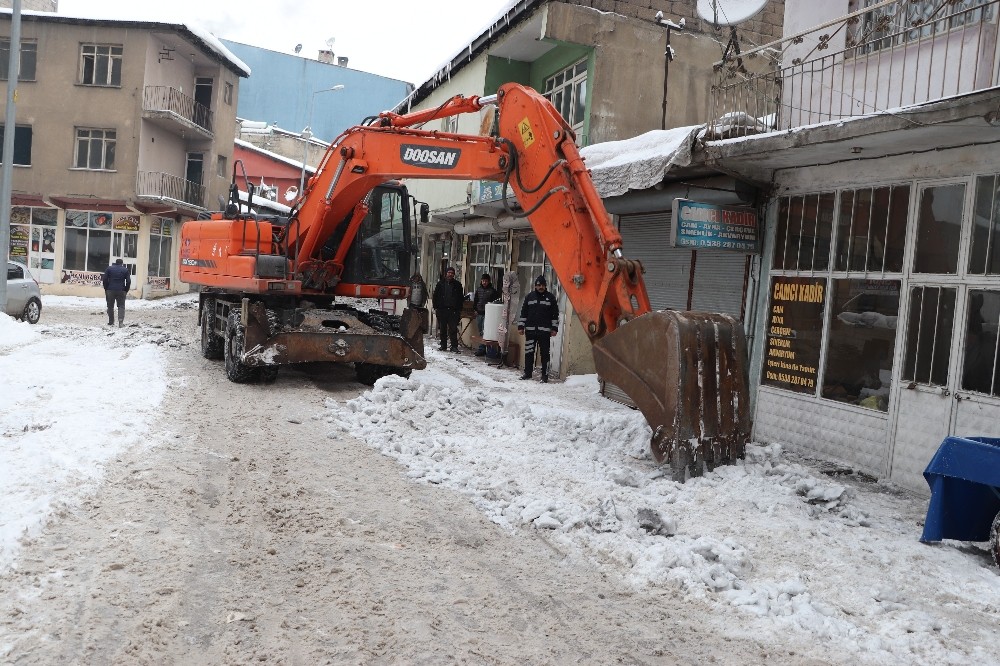 Ağrı Belediyesi karla mücadele çalışmalarına devam ediyor 